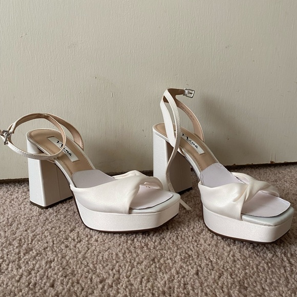 nina “stacie” block heel ivory satin platform - Picture 3 of 10